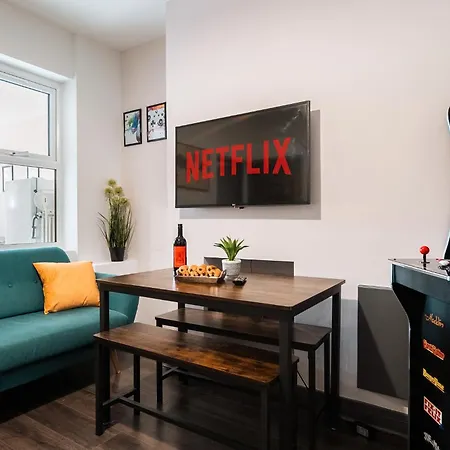 Edmonton - 4 Bedrooms, Sleeps 8, 3 Bathroom Contractor Base-2