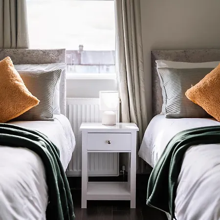 Edmonton - 4 Bedrooms, Sleeps 8, 3 Bathroom Contractor Base-3